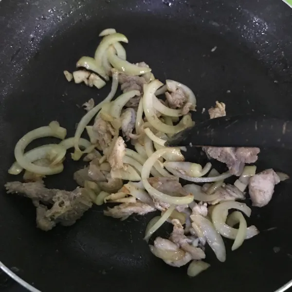 Masukkan ayam, aduk terus.