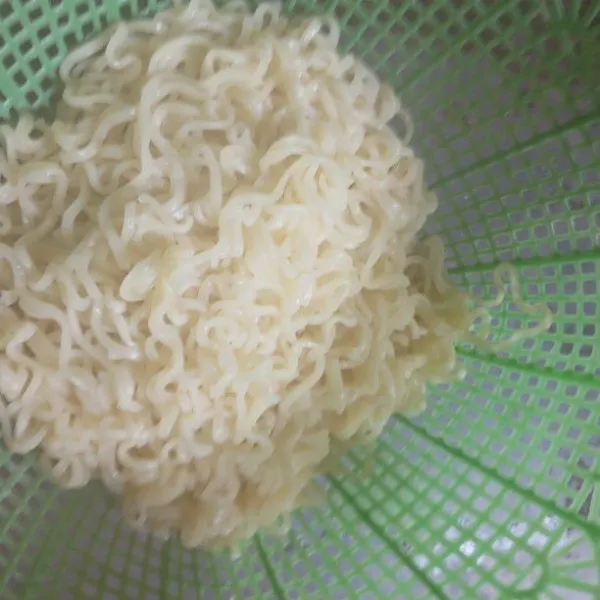 Siapkan pan, lalu masukkan air rebus sampai mendidih. Masukkan mie masak sampai matang, angkat dan tiriskan.