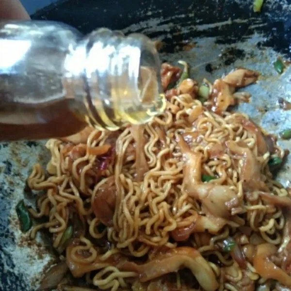 Terakhir tambahkan minyak wijen, aduk rata.