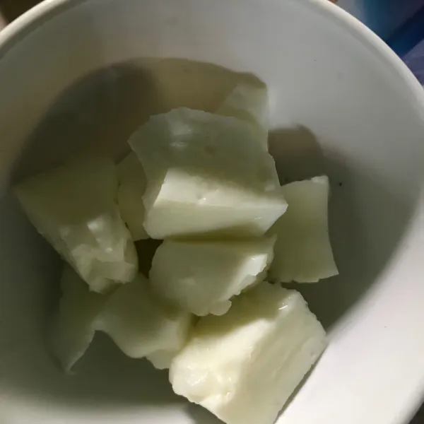 Rebus putih telur, lalu potong dadu.