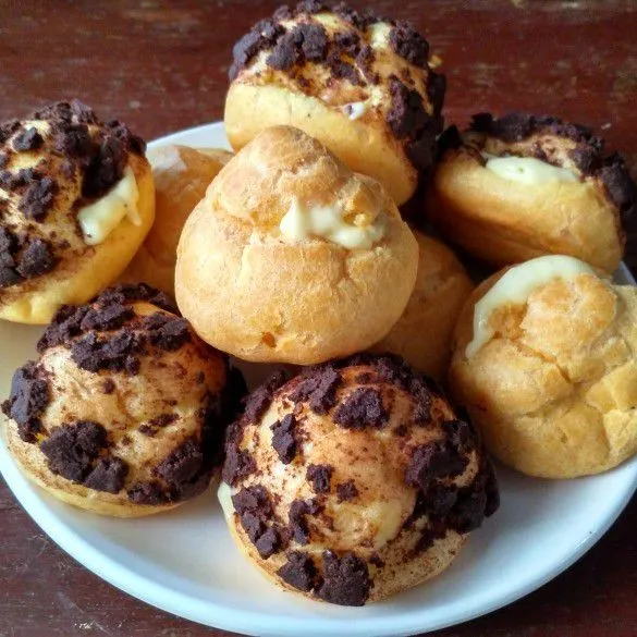 Jika choux sudah matang, dinginkan. Beri isian diplomat cream, simpan kulkas sebelum disajikan