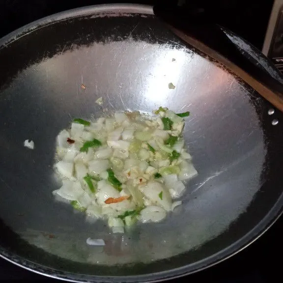 Panaskan 3 sdm minyak, tumis bawang putih, bawang bombay dan bawang daun sampai layu.
