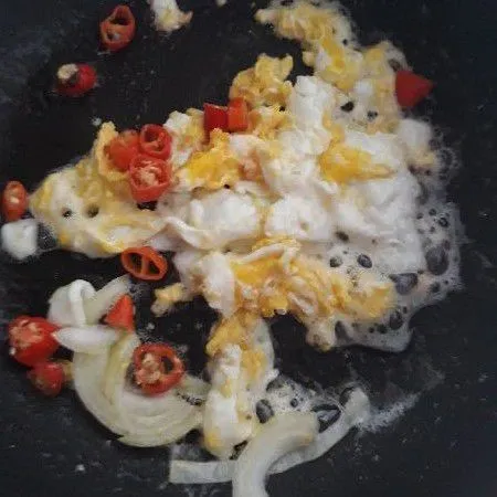 Panaskan minyak, tumis cabe rawit merah, bawang putih, bawang bombay dan telur. Aduk orak arik.