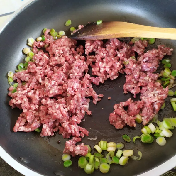 Masukkan daging giling, aduk hingga berubah warna.