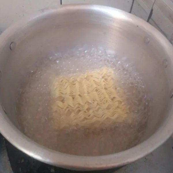 Rebus secukupnya mie kuning sampai matang.