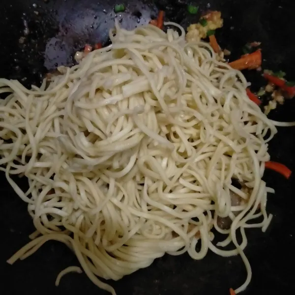 Masukkan mie, aduk rata. Masak hingga matang. tes rasa, angkat.
