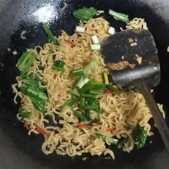 Terakhir, tambahkan irisan daun bawang. Aduk-aduk. Matikan api dan siap disajikan.