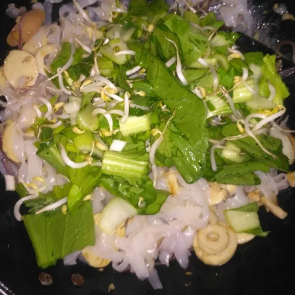 Kemudian masukkan sayuranya, bumbui kecap manis, kecap ikan, saos tiram, lada bubuk, vetsin atau kaldu bubuk.