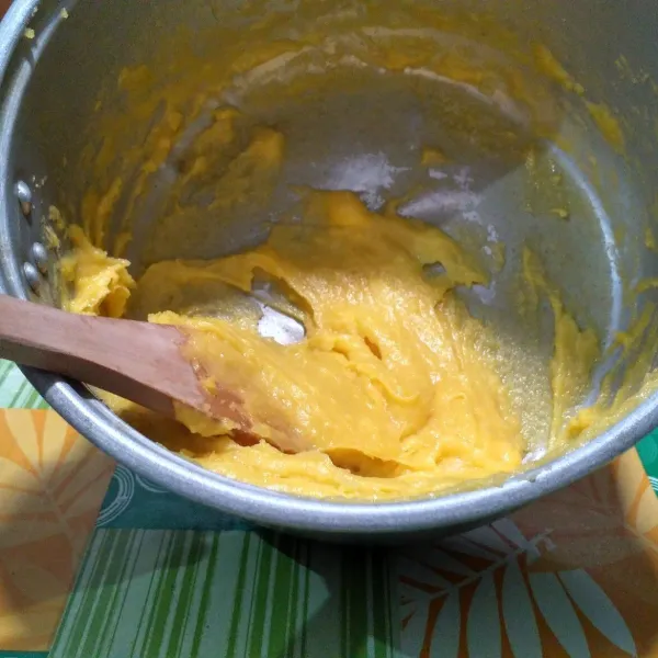 Ketiga, buat choux. Masukkan margarin, air, serta garam dalam panci masak sampai larut. Tambahkan tepung, langsung aduk sampe kalis. Dinginkan sebentar, lalu campur dengan telur