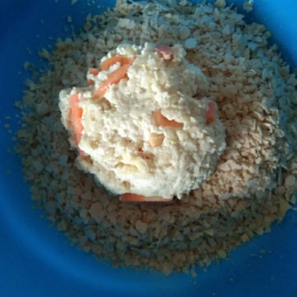 Balur dengan oat, pastikan oat menempel pada adonan dengan cara agak ditekan tekan.