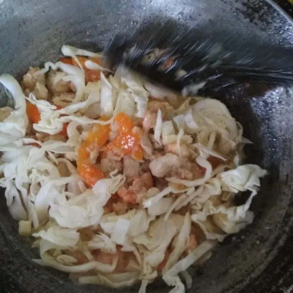 Masukkan wortel, masak beberapa saat sambil diaduk hingga wortel empuk, lalu tambahkan kol. Aduk hingga kol layu.