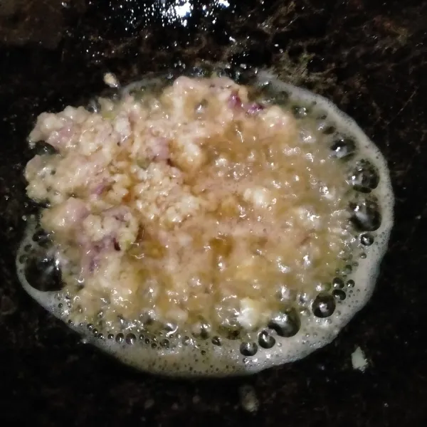 Panaskan minyak. Tumis bumbu halus hingga harum dan berubah warna.