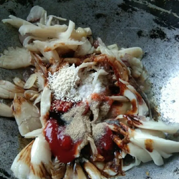 Tambahkan garam, kaldu jamur, saus tomat, saus tiram, kecap manis dan saus pedas, aduk rata.