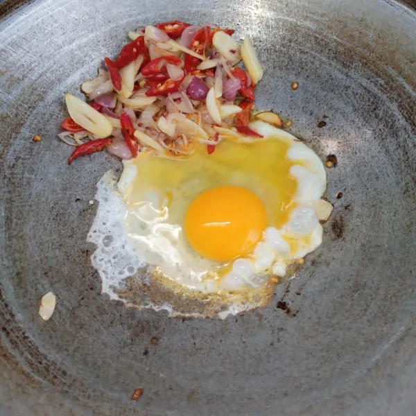 Masukkan telur. Kemudian orak-arik.