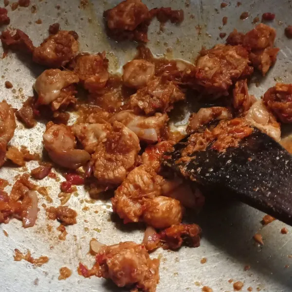 Seduh mie hingga separo matang tiriskan. Tumis bumbu halus hingga harum tambahkan dada ayam masak hingga berubah warna.