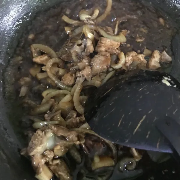 Masukkan saus tiram, lada hitam, air, garam lalu masak dengan api kecil hingga mengental. Matikan.