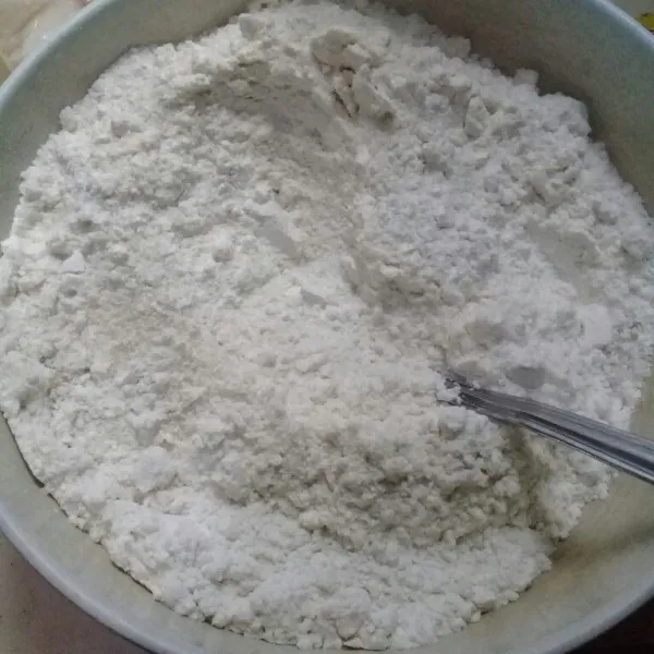 Aduk rata bahan A, sisihkan