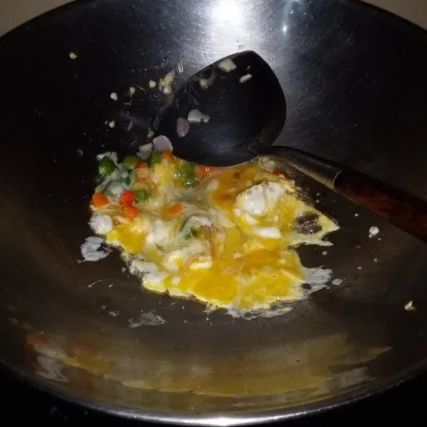 Panaskan minyak goreng. Tumis bawang merah, bawang putih dan cabe rawit hingga harum. Masukan telur, orak - arik hingga matang