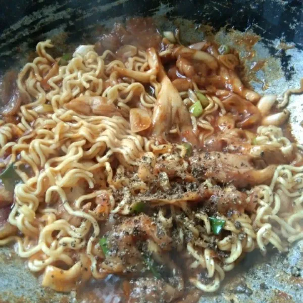 Beri lada hitam, aduk rata.