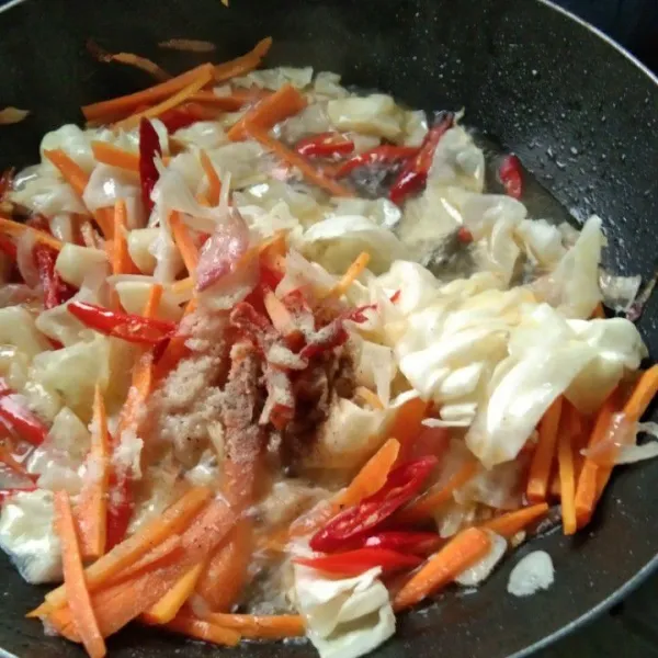 Tambahkan garam, merica bubuk dan kaldu jamur, aduk rata.