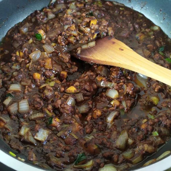 Masukkan saus tiram, madu ,soy sauce. Lalu tuang larutan maizena.