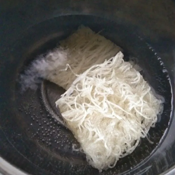 Rebus bihun hingga matang, angkat dan tiriskan.