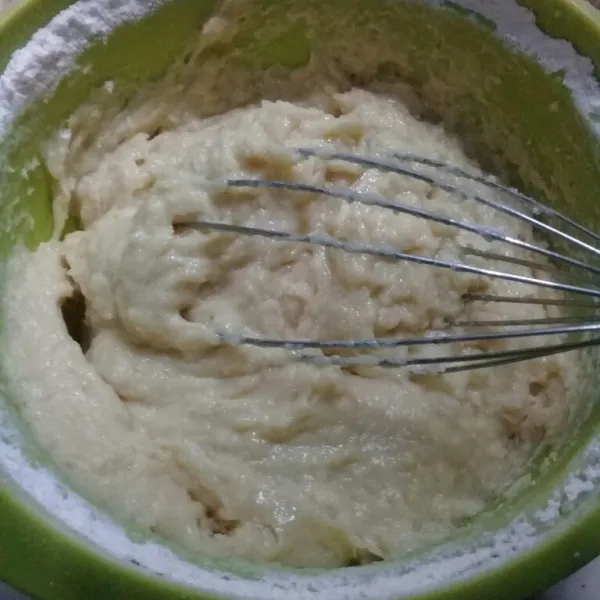 Masukan bahan A keadonan bahan B, aduk rata jangan sampai ada tepung yang mengendap di bawah