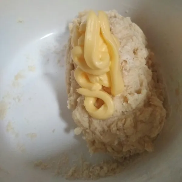 Tambahkan butter, uleni hingga kalis elastis