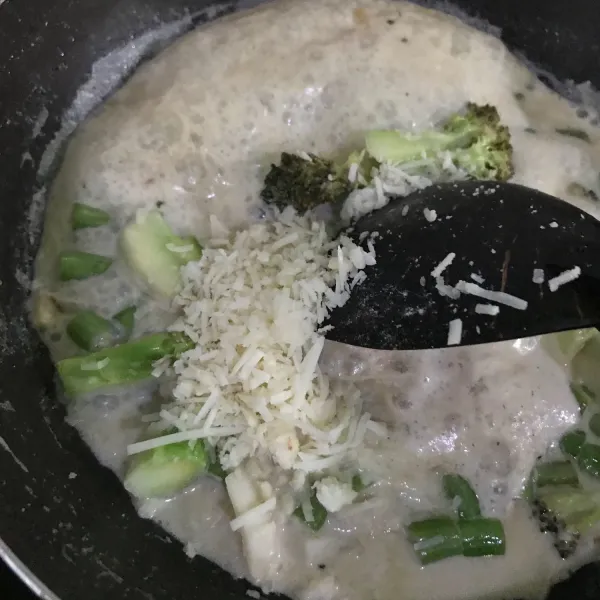 Masukkan keju parut, garam, kaldu sapi bubuk dan lada bubuk. Aduk rata.