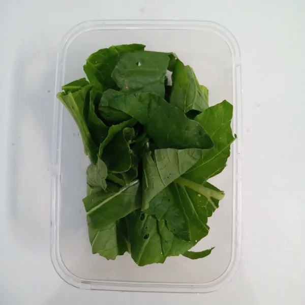 Potong-potong sawi. Kemudian cuci bersih.