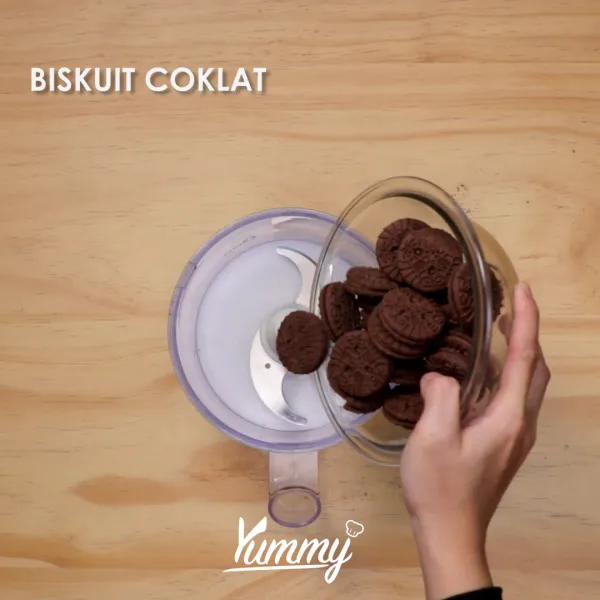 Biskuit Crumble: siapkan food processor, masukkan biskuit coklat dengan mentega tawar. Proses hingga membentuk remahan biskuit. Sisihkan.