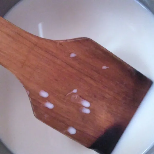 Tuang susu cair full cream UHT ke dalam panci.