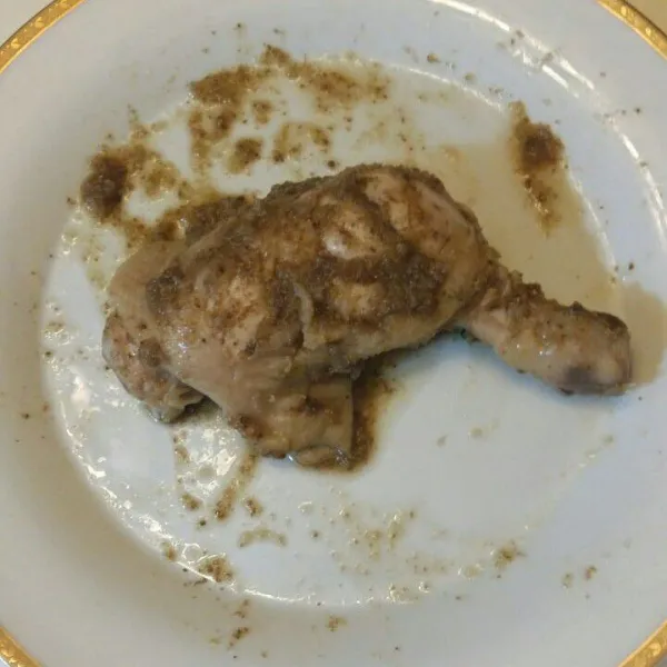 Setelah ayam matang, angkat, tiriskan dan marinasi dengan ketumbar bubuk, sedikit bumbu halus dan garam.