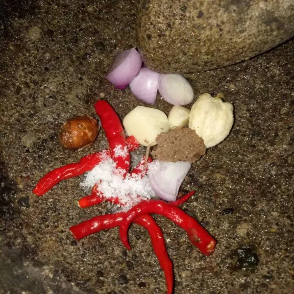 Siapkan cobek, haluskan bawang putih, bawang merah, cabe merah, kemiri, terasi dan garam. Haluskan sampai lembut.