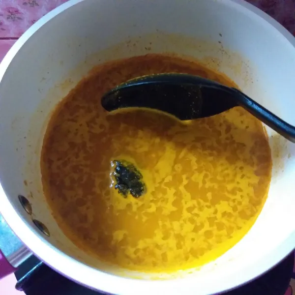 Masukkan asam jawa dan gula merah, aduk lagi