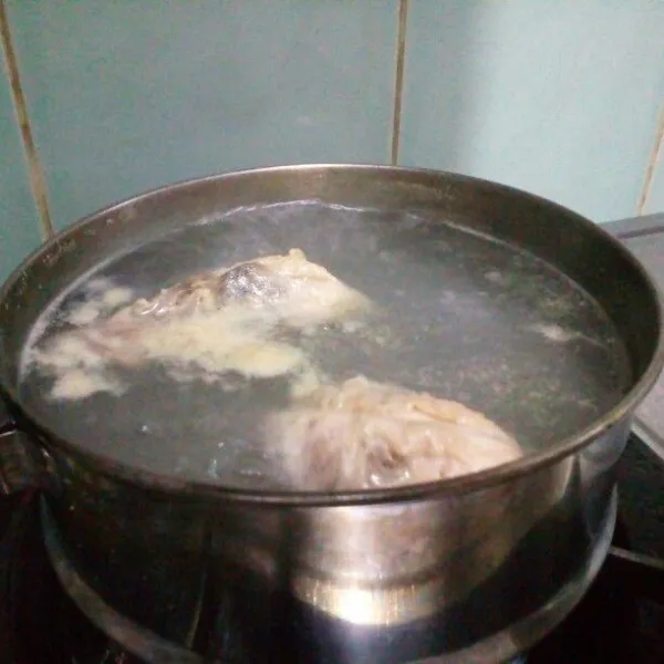 Rebus air & ayam kurang lebih 15 menit untuk kaldu. Setelah matang, ayamnya disuwir-suwir. Sisihkan.