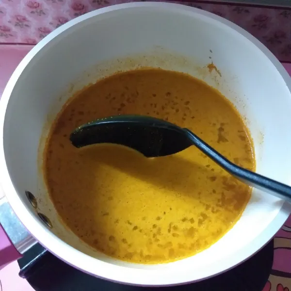 Masukkan kunyit bubuk, lalu aduk