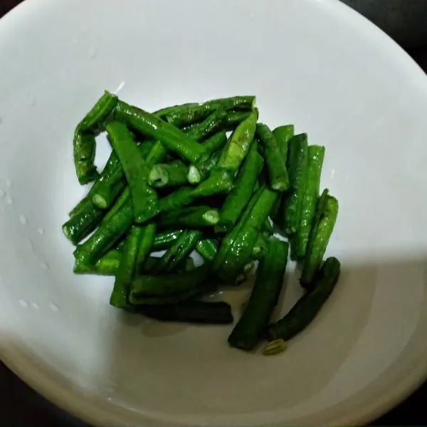 Potong-potong kacang panjang, cuci bersih.