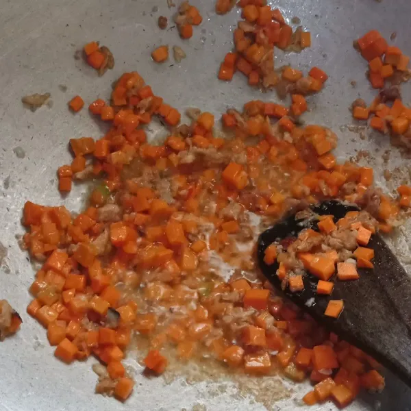 Tambahkan potongan wortel tumis hingga wortel layu.
