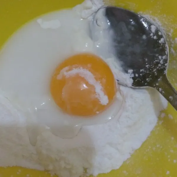 Pecahkan telur. Ambil kuningnya saja. Tambahkan tepung maizena dan air. Kocok hingga tercampur rata.