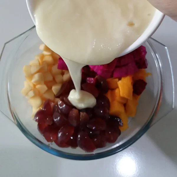 Tuang ke dalam potongan buah.