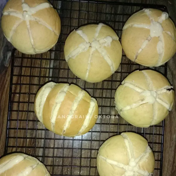 Belah roti menjadi 6 bagian tapi tidak sampai terputus. Beri cream cheese diselah2 roti, lalu siram dengan saus bawang putih.