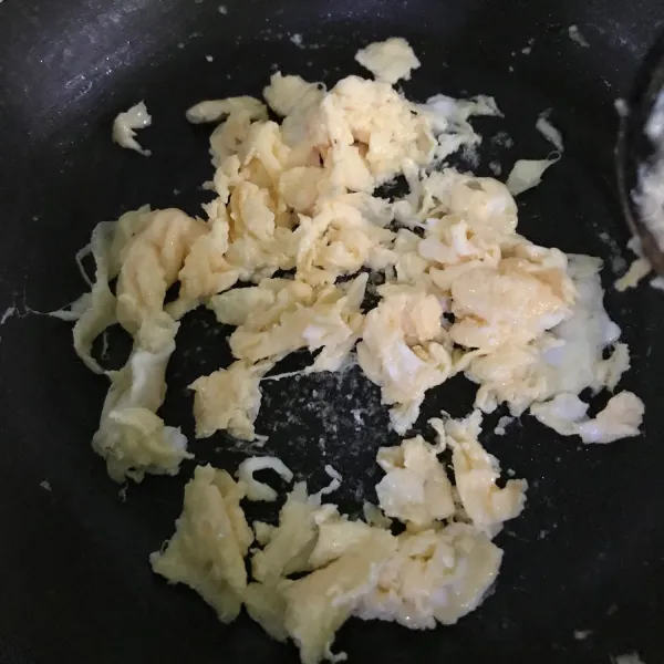 Kocok telur lalu goreng dengan cara diorak arik dengan api kecil hingga kekuningan, sisihkan.