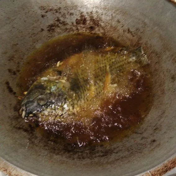 Panaskan minyak dan goreng ikan mujair