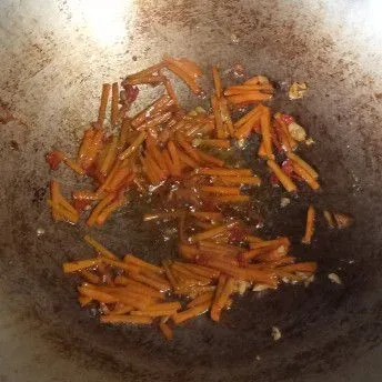 Masukkan wortel, saus tiram, garam halus, merica bubuk, gula pasir dan kaldu bubuk. Aduk rata.