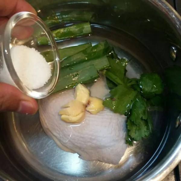 Siapkan bahan untuk membuat kaldu, rebus semua bahan biarkan sampai ayam matang.