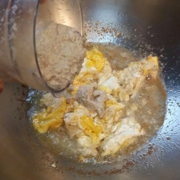 Tambahkan kembali bumbu halus, masak sampai bumbu matang.