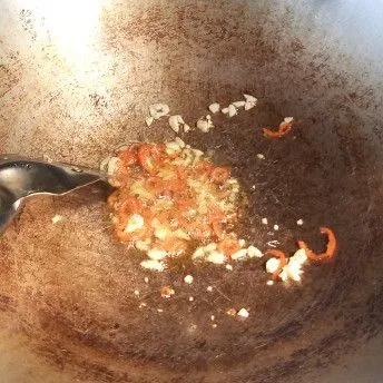 Tumis bawang putih dan cabai merah besar dengan secukupnya minyak goreng hingga harum.