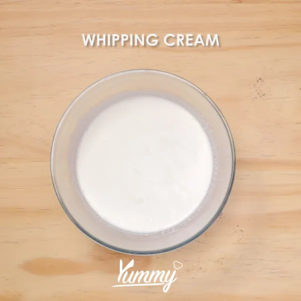 Campurkan whipping cream dengan vanilla ekstrak. Kocok dengan mixer hingga adonan tercampur rata dan kaku. Tambahkan whipping cream ke dalam adonan custard secara berkala sambil terus dimix.