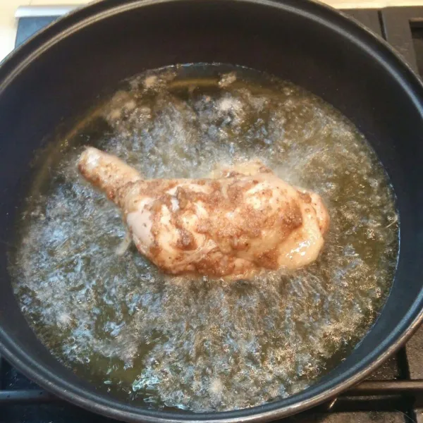 Goreng ayam sampai matang dan kecoklatan. Sisihkan sebagai ayam suwiran mie.